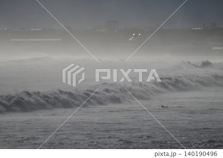 台風一過の湘南海岸。大きなうねりが海岸に打ち寄せています。 140190496