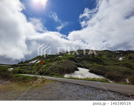 初夏の空と八幡平アスピーテラインの残雪風景 初夏の空と八幡平アスピーテラインの残雪風景 140190519