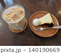 アイスコーヒーとベイクドチーズケーキ 140190669