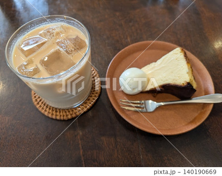 アイスコーヒーとベイクドチーズケーキ アイスコーヒーとベイクドチーズケーキ 140190669