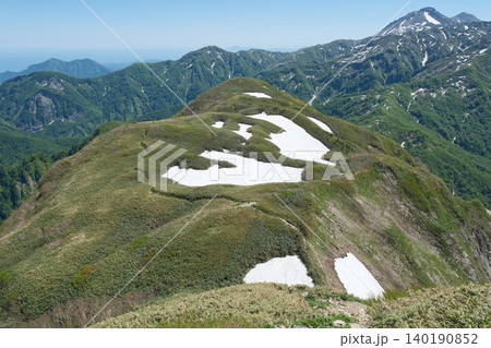 笹平の稜線が広がる初夏の雨飾山山頂風景 140190852