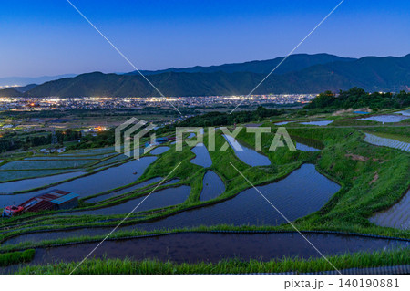 【長野県】姨捨の棚田と善光寺平(長野盆地)の灯り 夜景 【長野県】姨捨の棚田と善光寺平(長野盆地)の灯り 夜景 140190881
