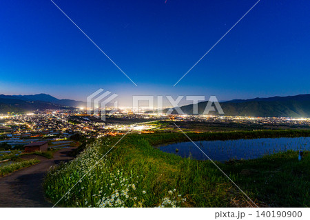 【長野県】姨捨の棚田と善光寺平(長野盆地)の灯り 夜景 【長野県】姨捨の棚田と善光寺平(長野盆地)の灯り 夜景 140190900