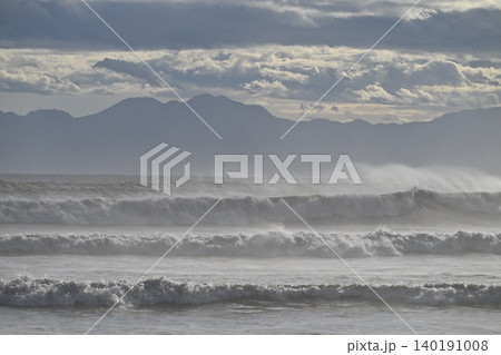 台風一過の湘南海岸。大きなうねりが海岸に打ち寄せています。 140191008