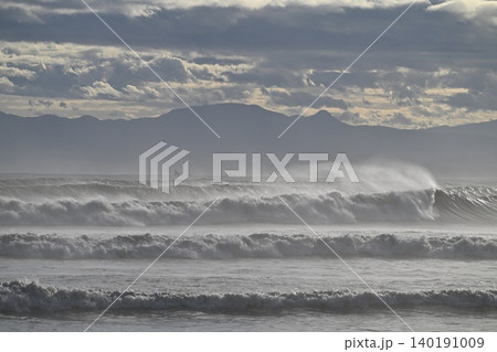 台風一過の湘南海岸。大きなうねりが海岸に打ち寄せています。 140191009