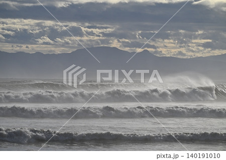 台風一過の湘南海岸。大きなうねりが海岸に打ち寄せています。 台風一過の湘南海岸。大きなうねりが海岸に打ち寄せています。 140191010