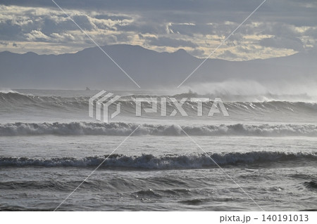 台風一過の湘南海岸。大きなうねりが海岸に打ち寄せています。 台風一過の湘南海岸。大きなうねりが海岸に打ち寄せています。 140191013