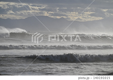 台風一過の湘南海岸。大きなうねりが海岸に打ち寄せています。 台風一過の湘南海岸。大きなうねりが海岸に打ち寄せています。 140191015