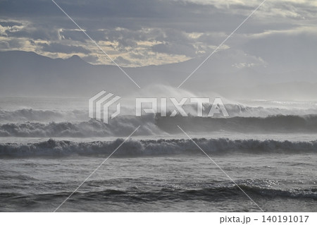 台風一過の湘南海岸。大きなうねりが海岸に打ち寄せています。 台風一過の湘南海岸。大きなうねりが海岸に打ち寄せています。 140191017