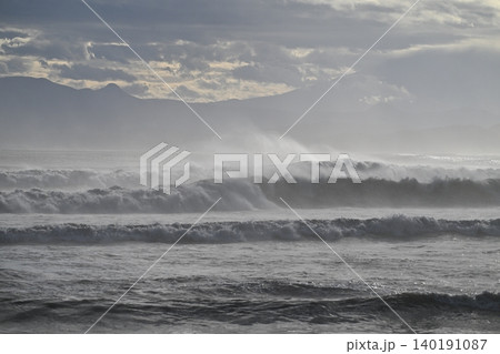 台風一過の湘南海岸。大きなうねりが海岸に打ち寄せています。 台風一過の湘南海岸。大きなうねりが海岸に打ち寄せています。 140191087