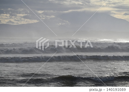 台風一過の湘南海岸。大きなうねりが海岸に打ち寄せています。 台風一過の湘南海岸。大きなうねりが海岸に打ち寄せています。 140191089