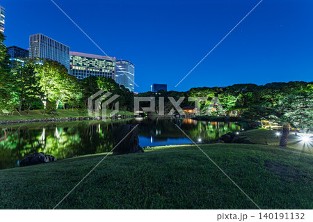 浜離宮恩賜庭園の潮入の池に映るライトアップされた御茶屋と高層ビル群の夜景 2023年10月 140191132
