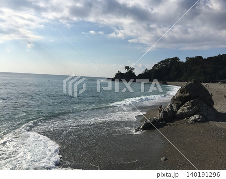 晴天の桂浜に寄せる白波と海 140191296