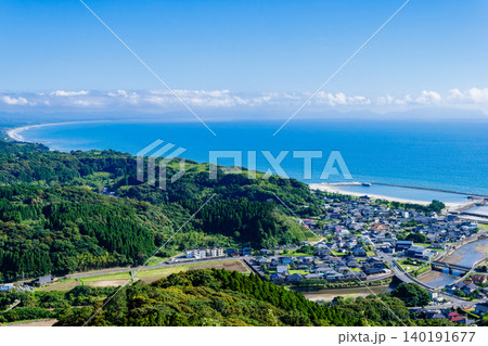 好天の遠見番山から望む日置市の街並みと東シナ海　湾曲の美しい吹上浜の海岸線 140191677
