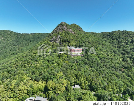 滋賀県の太郎坊宮、阿賀神社の綺麗な風景 ドローン空撮 140192023