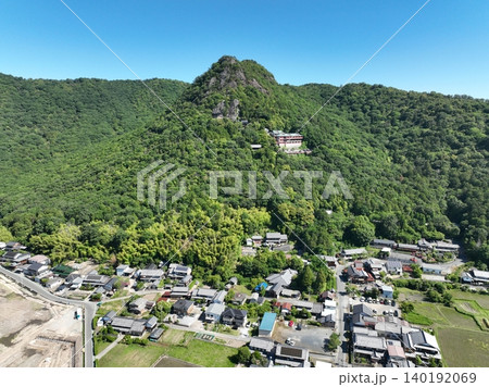 滋賀県の太郎坊宮、阿賀神社の綺麗な風景 ドローン空撮 滋賀県の太郎坊宮、阿賀神社の綺麗な風景 ドローン空撮 140192069