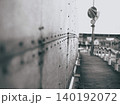 古い壁沿いの道 140192072