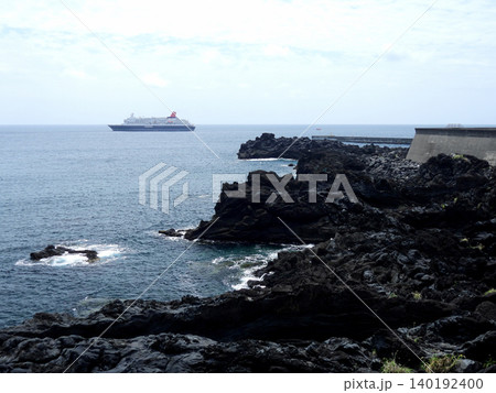 八丈島八重根漁港沖に錨泊するクルーズ船 八丈島八重根漁港沖に錨泊するクルーズ船 140192400