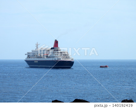 八丈島八重根漁港沖に錨泊するクルーズ船 140192419