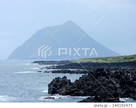 八丈島ヤケンヶ浜見晴台から見る八丈小島 140192473