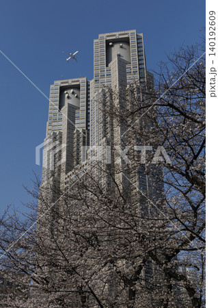 東京都庁と飛行機 東京都庁と飛行機 140192609