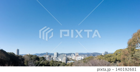 比治山公園の展望台から一望する広島市街のビル群と山並み 140192681