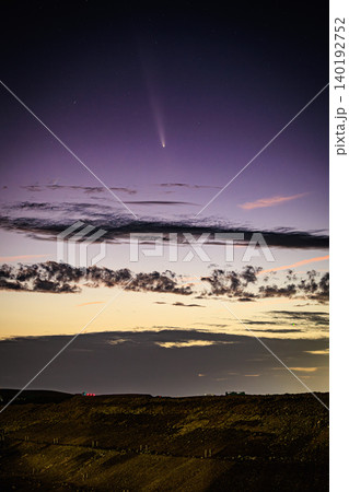 星空を貫く紫金山アトラス彗星の美しい姿 140192752