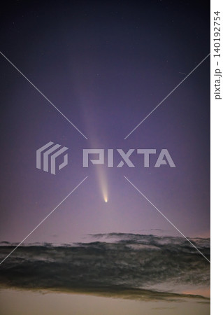 秋の夜空に輝く紫金山アトラス彗星と長く伸びる尾 秋の夜空に輝く紫金山アトラス彗星と長く伸びる尾 140192754