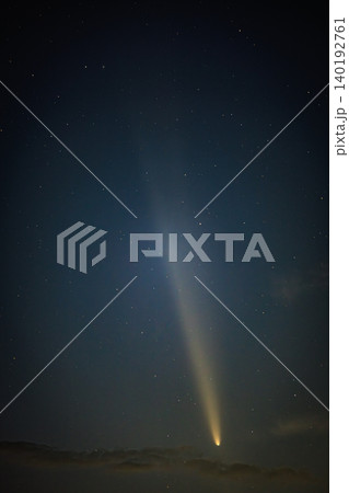 幻想的な夜空に浮かぶ紫金山アトラス彗星の尾 幻想的な夜空に浮かぶ紫金山アトラス彗星の尾 140192761