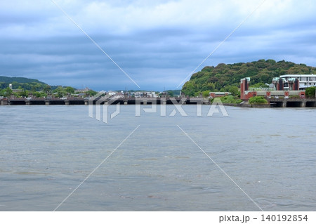 瀬田川の下流側から見た瀬田川洗堰 瀬田川の下流側から見た瀬田川洗堰 140192854