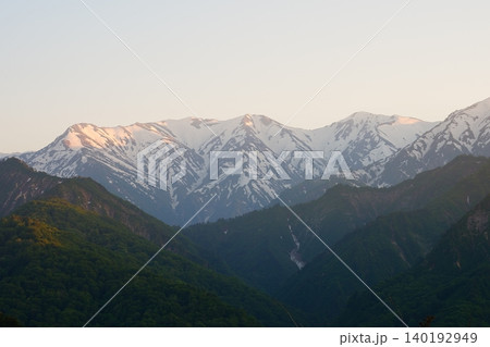 西日に照らされる飯豊山 西日に照らされる飯豊山 140192949