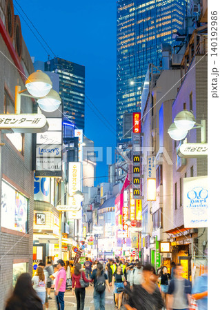外国人と日本人で賑わう渋谷センター街の夜景・2026 外国人と日本人で賑わう渋谷センター街の夜景・2026 140192986