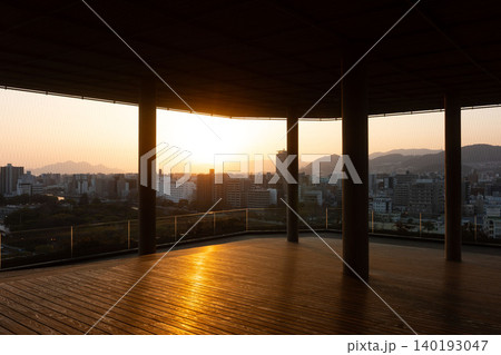 おりづるタワー屋上展望台から望む夕暮れの広島市街 おりづるタワー屋上展望台から望む夕暮れの広島市街 140193047