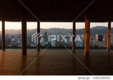 おりづるタワー屋上展望台から望む夕暮れの広島市街 おりづるタワー屋上展望台から望む夕暮れの広島市街 140193050