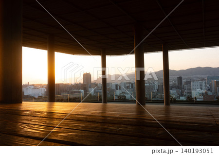 おりづるタワー屋上展望台から望む夕暮れの広島市街 140193051