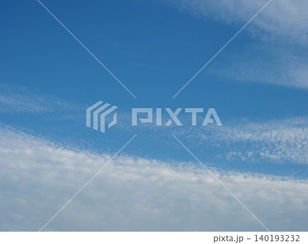 シンプルな青空と白い雲の爽やかな空背景 シンプルな青空と白い雲の爽やかな空背景 140193232