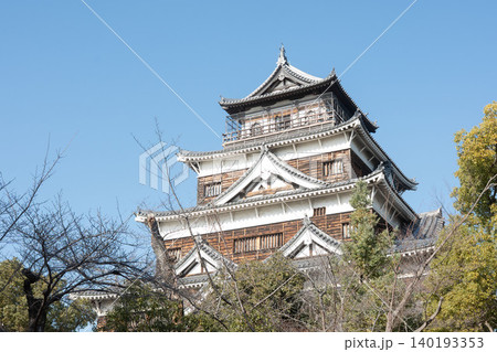 広島観光のハイライト・美しい瓦屋根と木壁の広島城 広島観光のハイライト・美しい瓦屋根と木壁の広島城 140193353