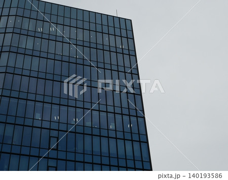 青空と近代的なオフィスビルの都会風景 140193586
