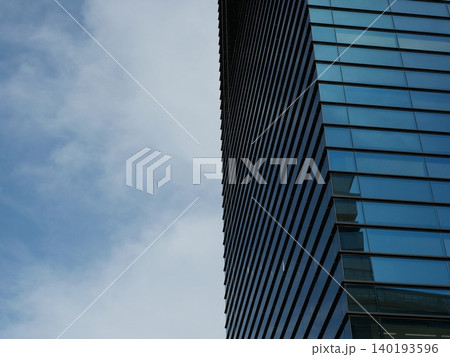 晴れた空と高層ビルのシンプルな都市背景 晴れた空と高層ビルのシンプルな都市背景 140193596