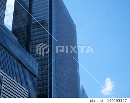 晴れた空と高層ビルのシンプルな都市背景 晴れた空と高層ビルのシンプルな都市背景 140193597
