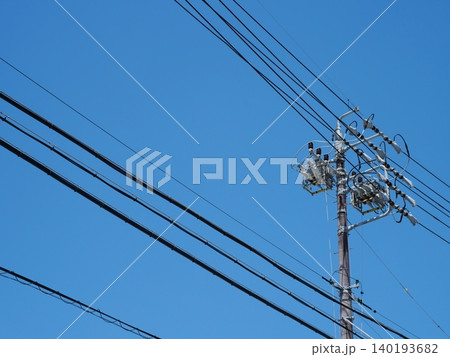電柱と電線が作るシンプルな空の構図 電柱と電線が作るシンプルな空の構図 140193682
