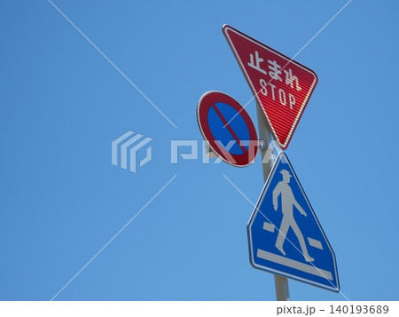 道路に描かれた止まれ標識と交通安全のイメージ 道路に描かれた止まれ標識と交通安全のイメージ 140193689