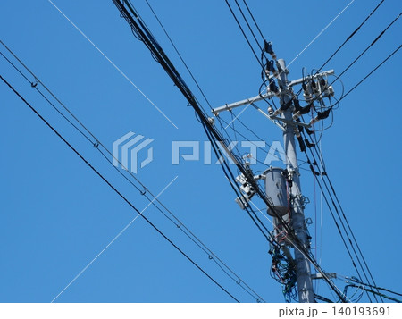 電柱と電線が作るシンプルな空の構図 電柱と電線が作るシンプルな空の構図 140193691