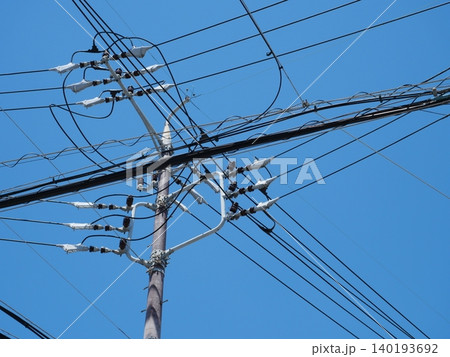 電柱と電線が作るシンプルな空の構図 電柱と電線が作るシンプルな空の構図 140193692