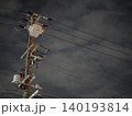 夜空に伸びる電柱と電線の静寂なシルエット風景 140193814