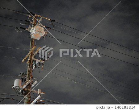夜空に伸びる電柱と電線の静寂なシルエット風景 140193814