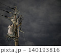 夜空に伸びる電柱と電線の静寂なシルエット風景 140193816