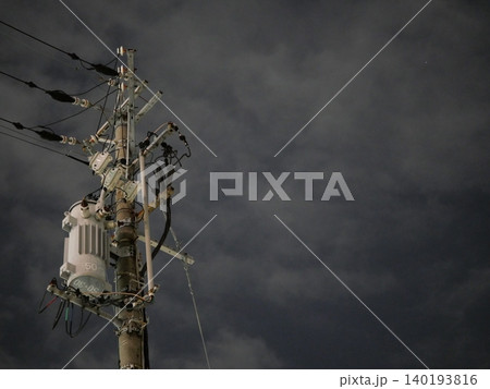 夜空に伸びる電柱と電線の静寂なシルエット風景 140193816