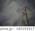 夜空に伸びる電柱と電線の静寂なシルエット風景 140193817