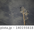 夜空に伸びる電柱と電線の静寂なシルエット風景 140193818